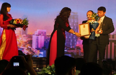 tran thanh trong nhan cup va bang khen tu ba tran thu ha